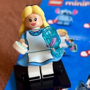 "Alice in Wonderland" Disney, Series 1 with Stand, Accessories & Pamphlet dis007